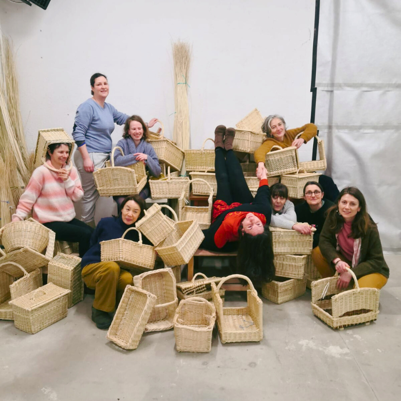 Stagiaires posant avec drôlerie autour de leurs productions en vannerie CAP le VERGER