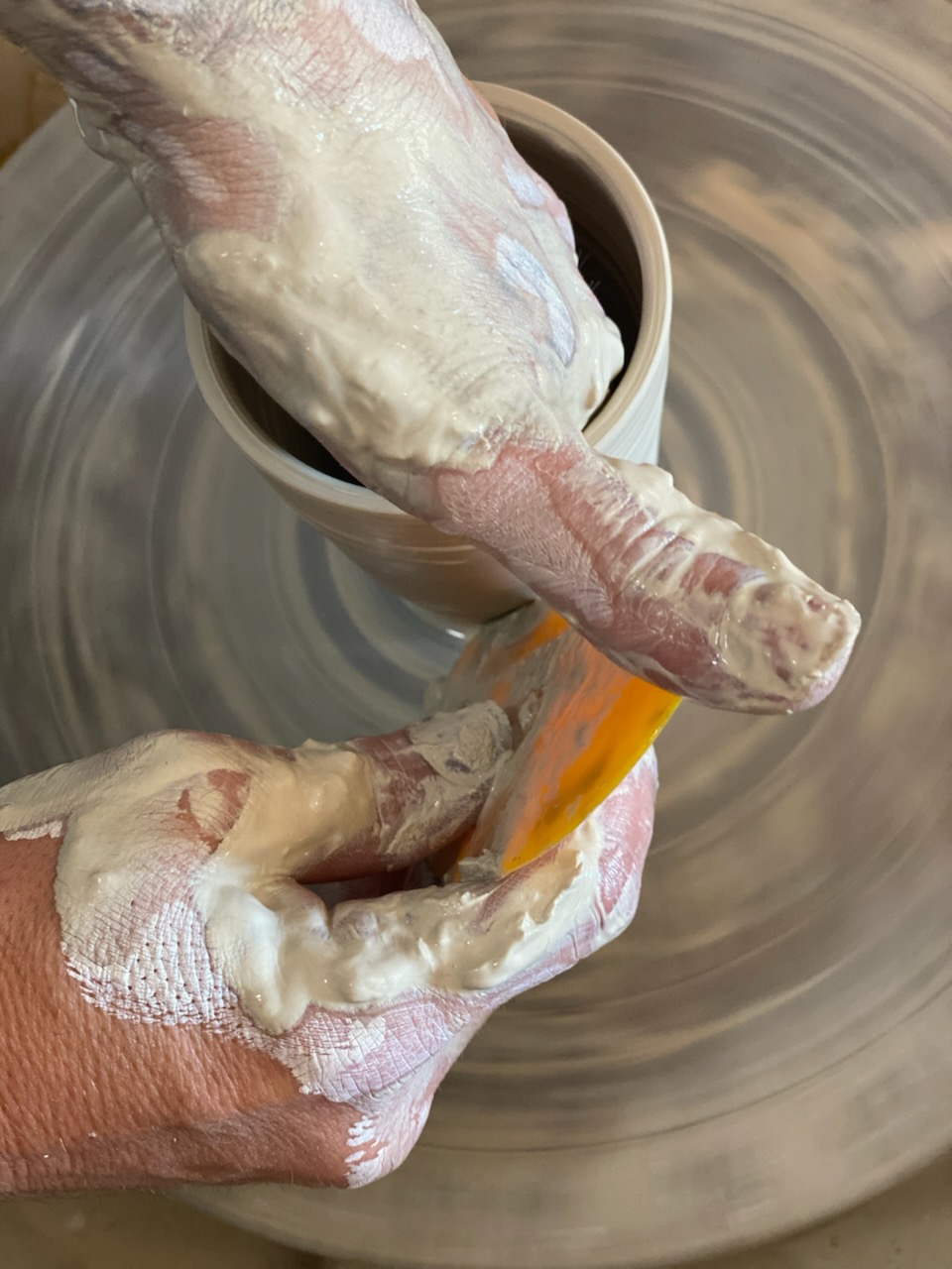 Tournage en céramique, formation céramique CFP Le Verger, Gennes-Val de Loire.