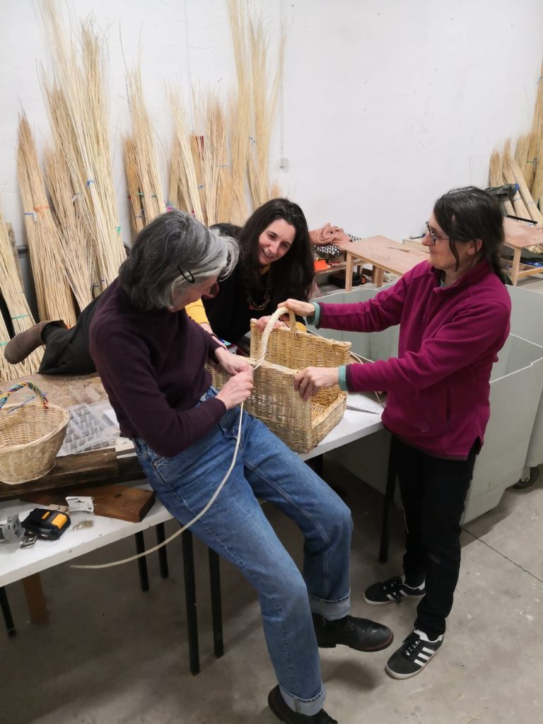 trois femmes autour d'un panier