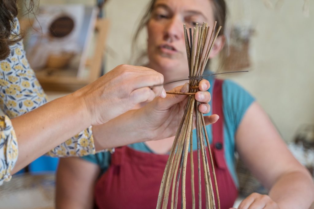 Reconversion en vannerie : formation, financement et revenus.