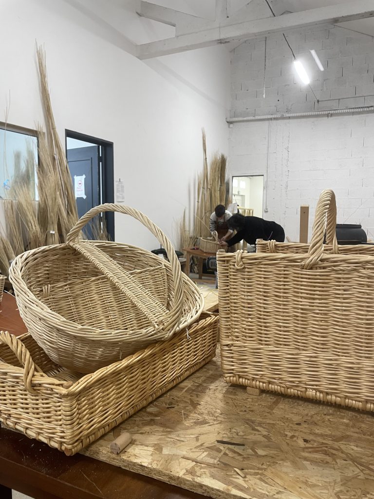 premier plan sur paniers dans atelier de vannerie