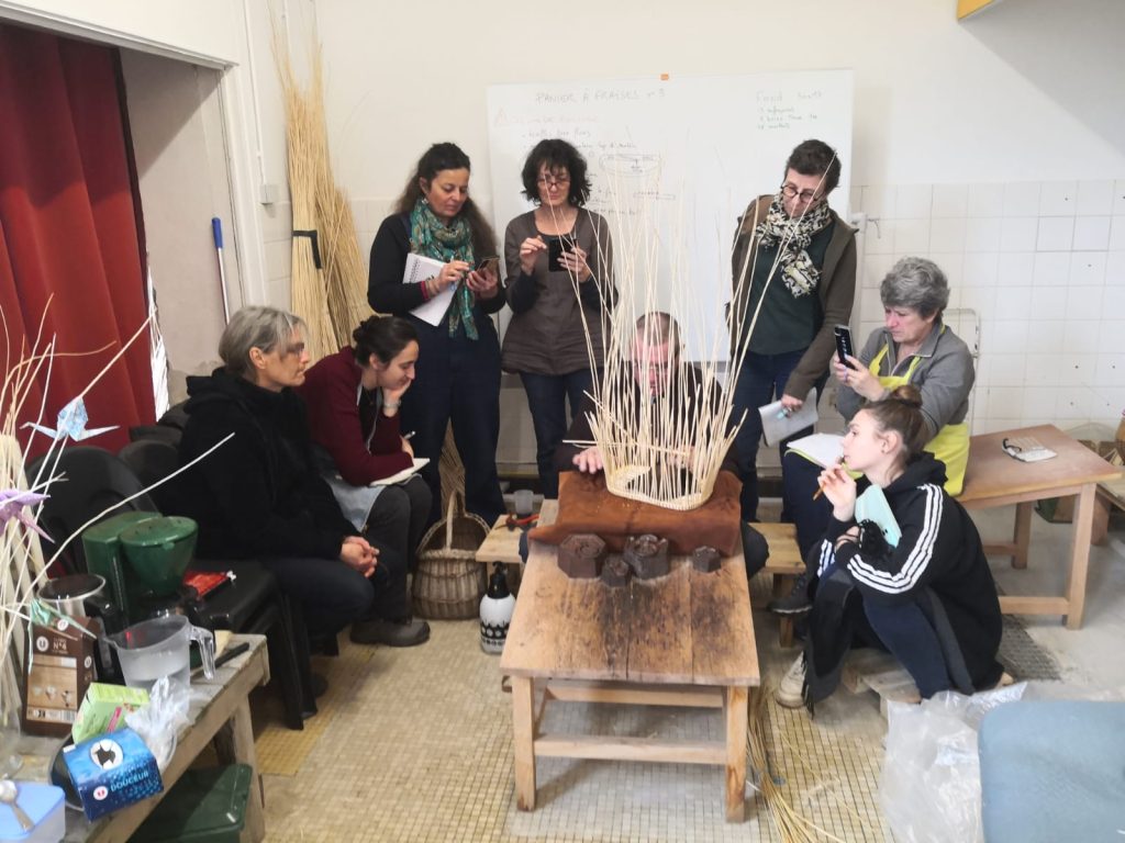 groupe avec Christophe Romand, apprenant la vannerie à jour